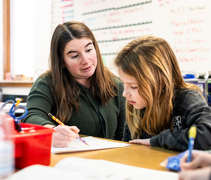 UW–Madison alumni Mackenzie Straub working with a third-grade student in her class at Gibraltar Elementary School